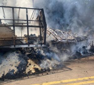 Duas carretas colidem e pegam fogo na Br-226 em Barra do Corda