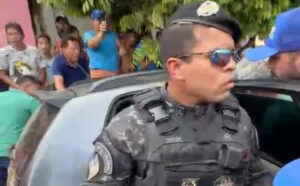 Veículo do serviço de inteligência é cercado em Bacabal; PM envia pelotão de choque