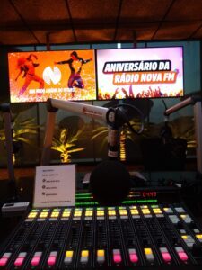 Rádio Nova FM celebra aniversário ao som da Banda Mesa de Bar, nesta sexta, 23 de setembro