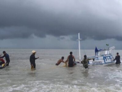 Assista! Barco naufraga com sete pessoas na Ponta d`Areia, em São Luís