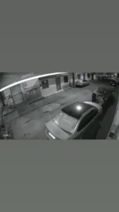 Quem será?! Homem encapuzado tira placas de carro adesivado no João de Deus