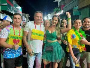 Multidão acompanham Sebastião Costa e Dra. Roberta na maior festa carnavalesca em fortuna