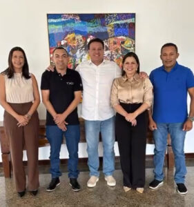 Solange Almeida, Almeida Sousa, Aurélio Sousa e Joysa Cutrim dialogam com o vice-governador e secretário de Estado da Educação, Felipe Camarão