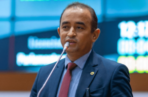 Aluízio Santos destaca entrega de títulos de cidadãos chapadinhenses a deputados federais