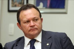 Que vergonha! Governador Carlos Brandão dobra o salário dele e dos secretários