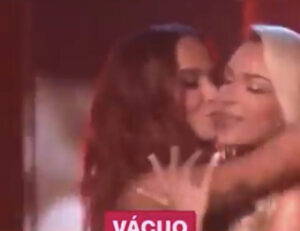 Em pleno palco, cantora brasileira Anitta é rejeitada ao tentar beijar na boca uma cantora espanhola; veja