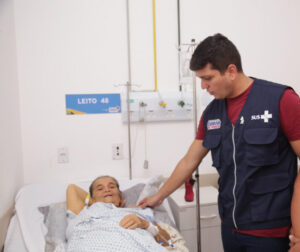 Secretário Tiago Fernandes visita Hospital Regional de Viana e dialoga com pacientes e profissionais da unidade