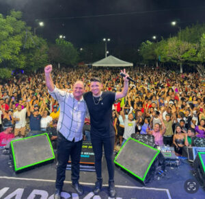 Cantor Marcynho Sensação atrai uma multidão para a praça Rio Branco em Vitória do Mearim para celebrar a chegada de 2024