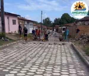 INFRAESTRUTURA| Prefeito Zequinha Ribeiro segue com obras de pavimentação em bloquetes no município de Apicum-Açu