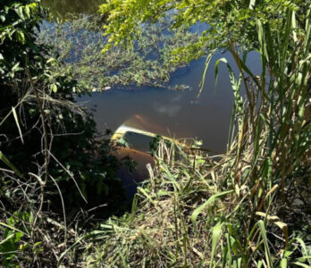 Vídeo! Juiz perde o controle de Hilux, capota, cai em rio com a esposa e escapa da morte no interior do Maranhão