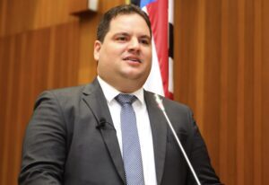 Escolas estaduais de Pinheiro recebem carteiras escolares após intervenção do deputado estadual João Batista Segundo