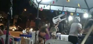 No Dia do Namorados, marido foi comer churrasquinho com a amante e a oficial chegou na hora; veja o vídeo
