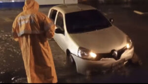 VÍDEO: família é resgatada de carro arrastado por enxurrada na Cohab durante forte chuva