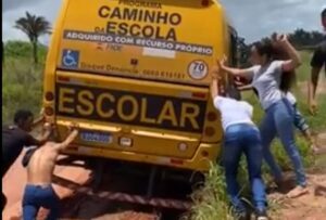Alunos são obrigados a empurrar ônibus escolar atolado em estrada de Newton Bello