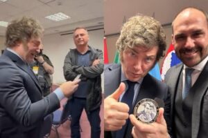 Bolsonaro presenteia presidente argentino Javier Milei com a medalha de “imbrochável” em SC