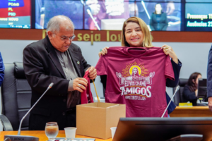Arcebispo de São Luís visita Assembleia e convida deputados para a festa de Corpus Christi em São Luís