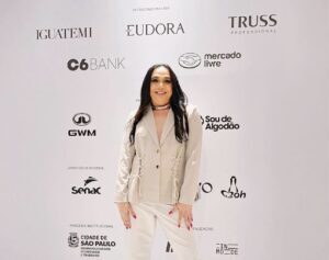 Cláudio Carvalho assiste desfile de Walério Araújo, no SPFW