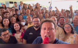 Aluizio Santos e prefeita Belezinha recebem Felipe Camarão para assinatura de Ordem de Serviço de construção de nova quadra poliesportiva no Centro de Ensino Educa Mais Raimundo Araújo, em Chapadinha-MA