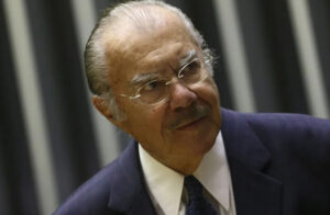 Ex-presidente José Sarney sofre queda e lesiona braço durante caminhada