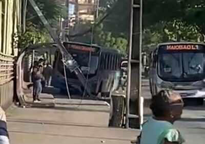 Motorista de ônibus perde controle e derruba poste no Monte Castelo, em São Luís