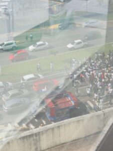 Trabalhadores da Enfermagem protestam em frente ao Hospital UDI em São Luís; profissionais querem o pagamento do piso salarial