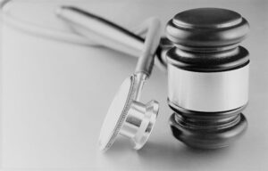 Operadora de plano de saúde é condenada a custear cirurgia de beneficiária