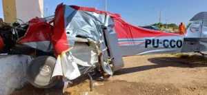 Avião cai em Teresina, atinge motociclista, van, e deixa piloto gravemente ferido
