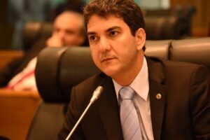 Prefeito Braide quer torrar R$2 milhões com materias gráficos para alunos.
