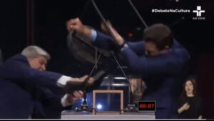 Urgente: debate entre candidatos em São Paulo termina em cadeirada; Datena agride Pablo Marçal