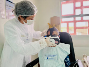 Pacientes do Hospital Dr. Carlos Macieira experimentam tecnologia visual na assistência humanizada