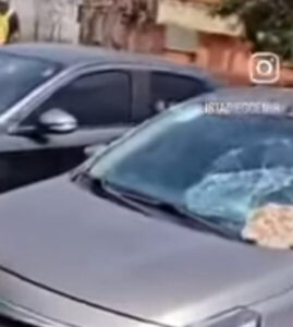 Homem em ataque de fúria quebra carros que estavam estacionados na Casa do Trabalhador