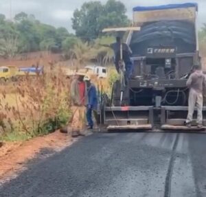Fernando Pessoa asfalta estrada do Arroz e faz em menos de 3 anos o que o Tema não fez em 20 anos de Prefeitura