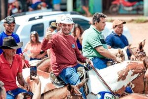 Uma multidão acompanha Fernando Pessoa em cavalgada no Arroz