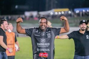 Exceção no futebol brasileiro, Maringá consegue acesso a Série C com treinador negro que comanda o clube desde 2020