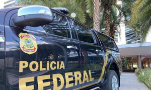 Homem é levado para delegacia por suspeita de falsidade ideológica, e número de presos pela PF aumenta no Brasil