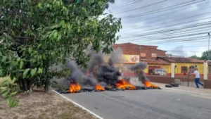 Moradores da divisa entre São José de Ribamar e São Luís fecham estrada da Forquilha em protesto