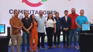 Juscelino Filho entrega computadores pelo programa do inclusão do Governo Federal para Escolas de Tuntum