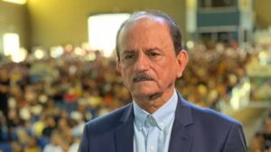 É assim que Julinho se comporta quando é pego na contradição