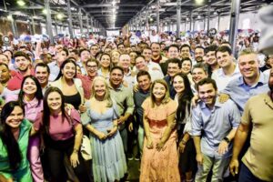 Brandão e Paulo Casé comemoram a entrega de 3 mil carrinhos do Minha Renda