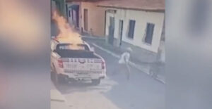 Procurado homem que jogou fogo em viatura da PM no interior do Maranhão
