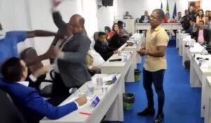 Popo X Bambam??? Vereadores trocam tapas e socos durante sessão transmitida ao vivo; VEJA VÍDEO