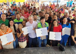 Hildo Rocha e Léo Cunha entregam escrituras e registros residenciais para 520 famílias de Estreito