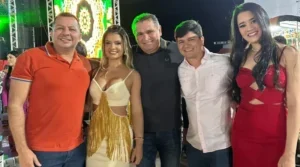Sebatião Costa e primeira dama Roberta Regina comemoram o sucesso do da noite de abertura do XXIV Festival da Cultura Popular de Fortuna.