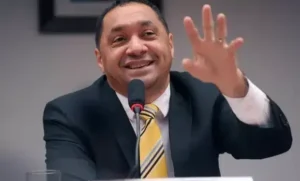Uma dedatinha!!! Polícia investiga ‘dedada’ de Tiririca na ‘região das nádegas’ de prestador de serviços