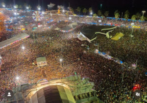 Multidão toma conta da Beira Mar e Cidade do Carnaval acumula terceira noite de baixo público
