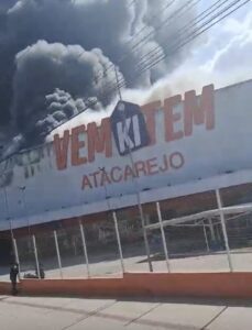 Incêndio de grandes proporções atinge loja Vem Ki Tem Atacarejo na Avenida Guajajaras, em São Luís