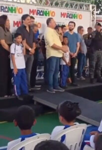 Governador diz que Pinheiro está muito esburacada durante inauguração de escola e deixa prefeito em situação desconfortável