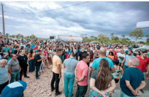 Multidão acompanha Fernando Pessoa em inauguração do poço artesiano no loteamento Delmiro da Sucam