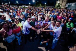 Uma multidão acompanha o jovem prefeito Fernando Pessoa em evento no povoado Ipu-Iru