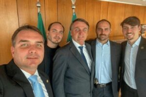 Família Bolsonaro receberá R$ 271 mil mensais; saiba o motivo